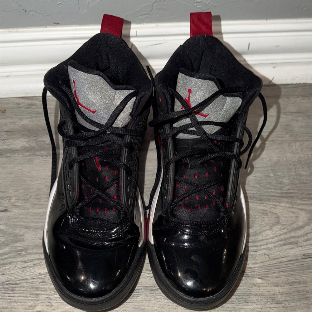 Jordan Youth Black and Red Sneakers - Picture 2 of 7